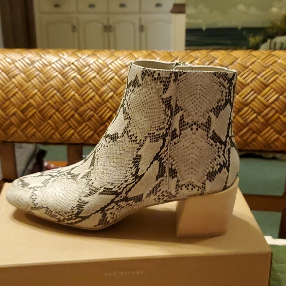 BOOTS - Picture 3 of 8